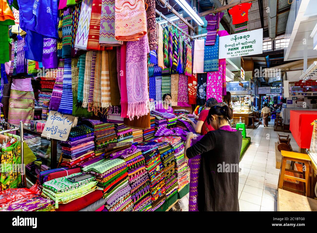 Un negozio di abbigliamento a Bogyoke Aung San Market, Yangon, Myanmar. Foto Stock