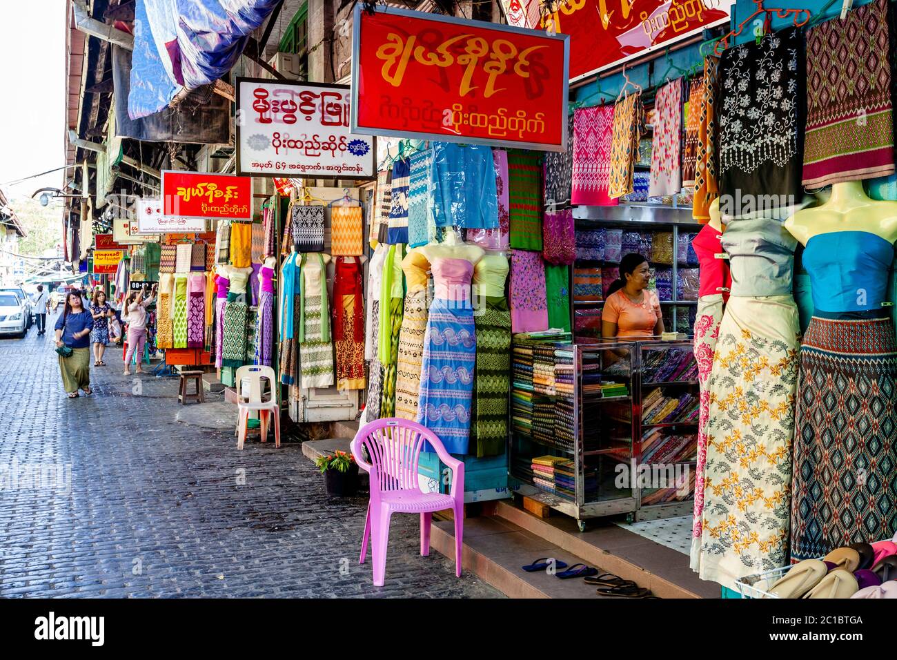 Negozi di abbigliamento a Bogyoke Aung San Market, Yangon, Myanmar. Foto Stock