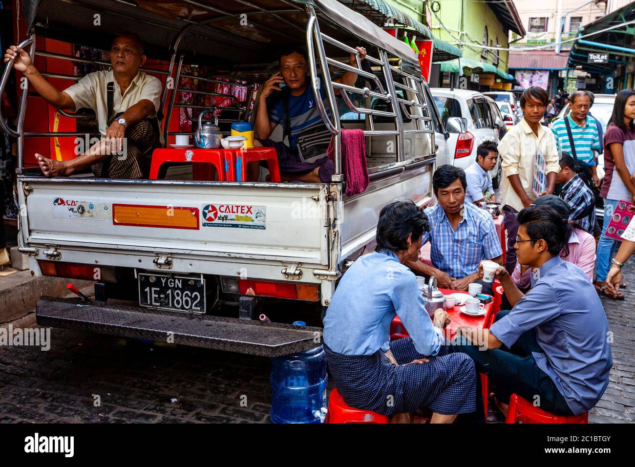Gli uomini locali bevono caffè nel mercato di Bogyoke Aung San, Yangon, Myanmar. Foto Stock