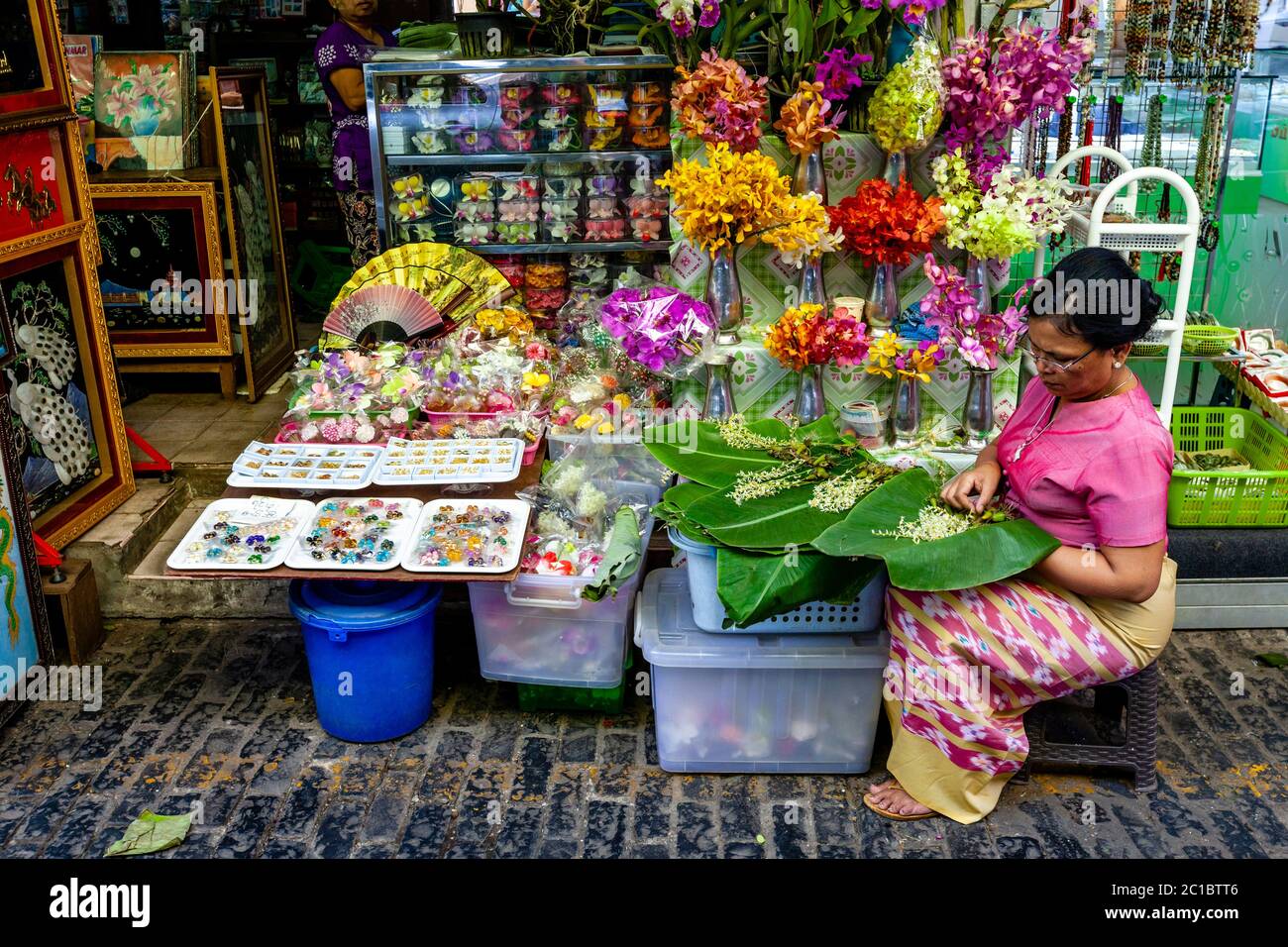 Una donna che vende fiori nel mercato di San di Bogyoke Aung, Yangon, Myanmar. Foto Stock