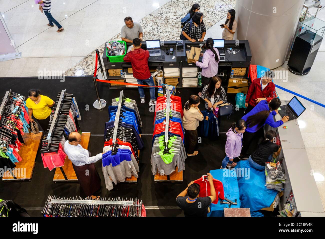 Persone che acquistano vestiti al centro commerciale Junction City, Yangon, Myanmar. Foto Stock
