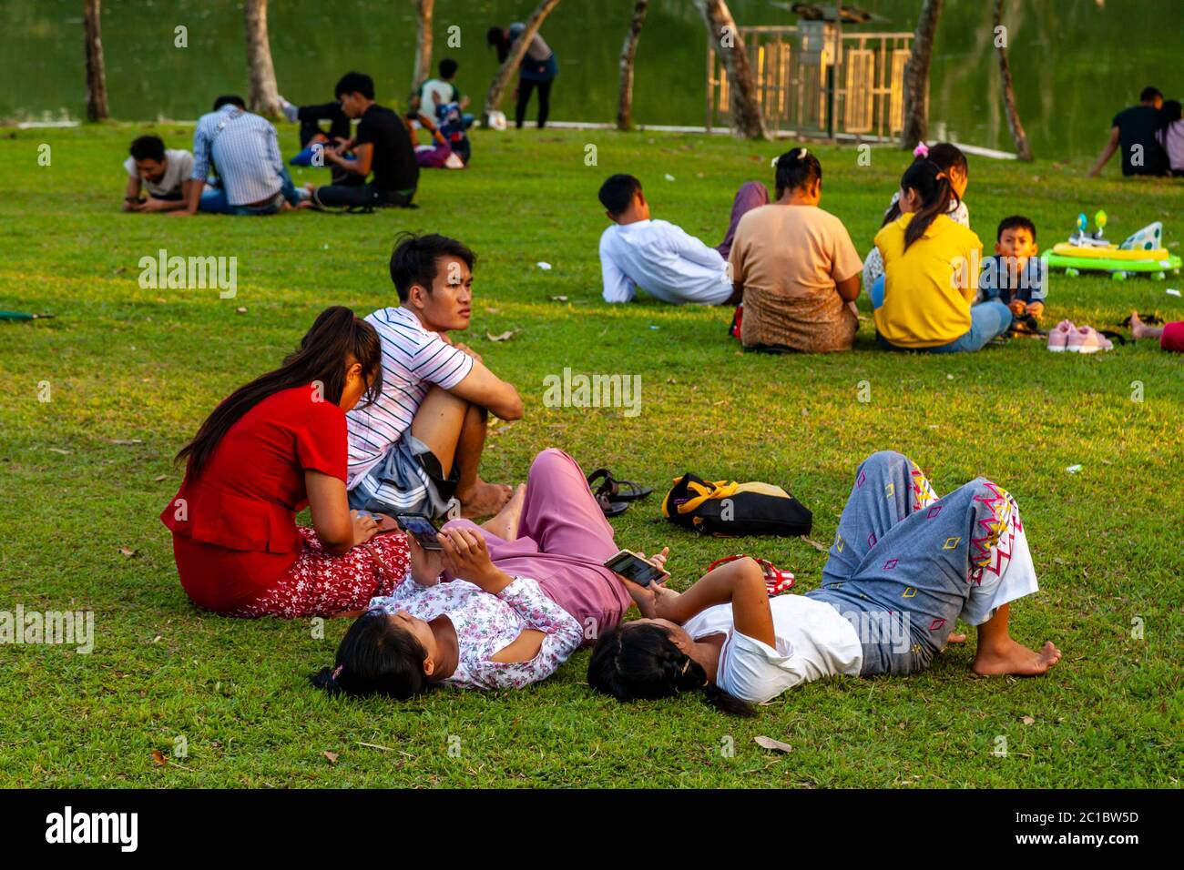 Giovani birmani seduti in un parco, Yangon, Myanmar. Foto Stock