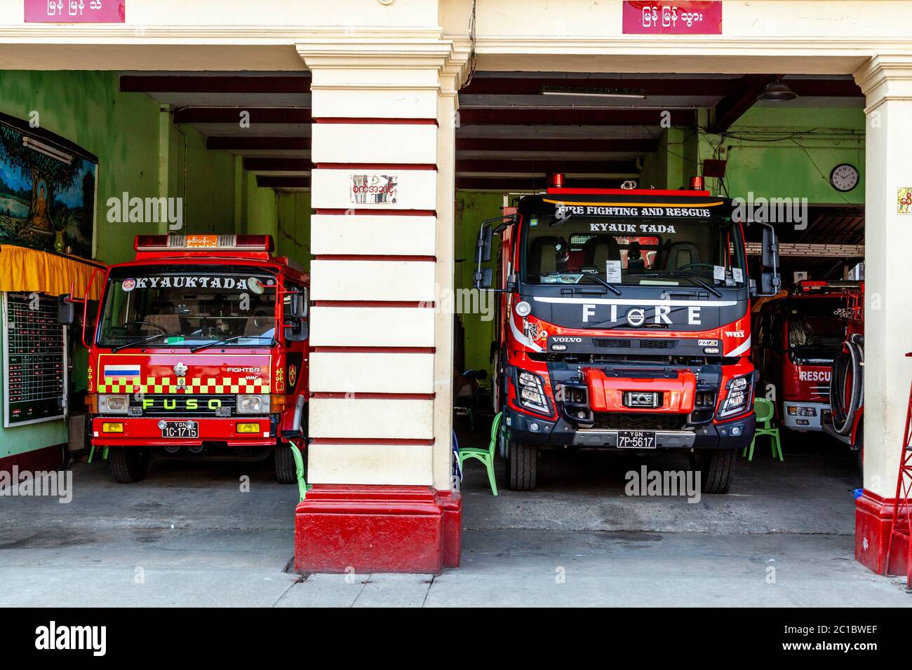 Motori di fuoco in UNA stazione di fuoco, Yangon, Myanmar. Foto Stock