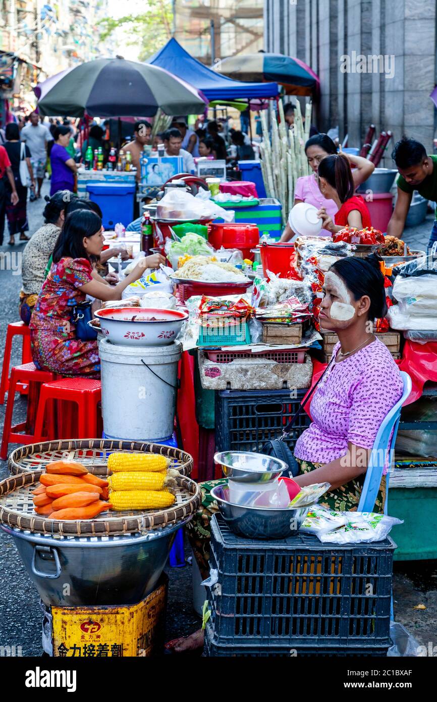 Bancarelle di cibo/snack di strada, Yangon, Myanmar. Foto Stock