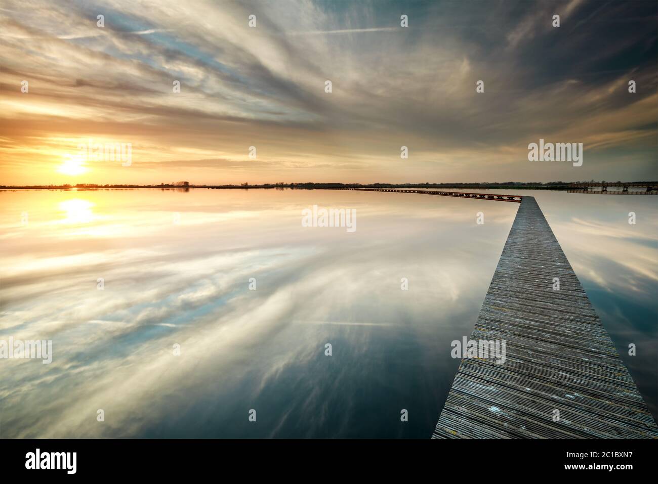 passeggiata in legno sul grande lago durante il tramonto Foto Stock