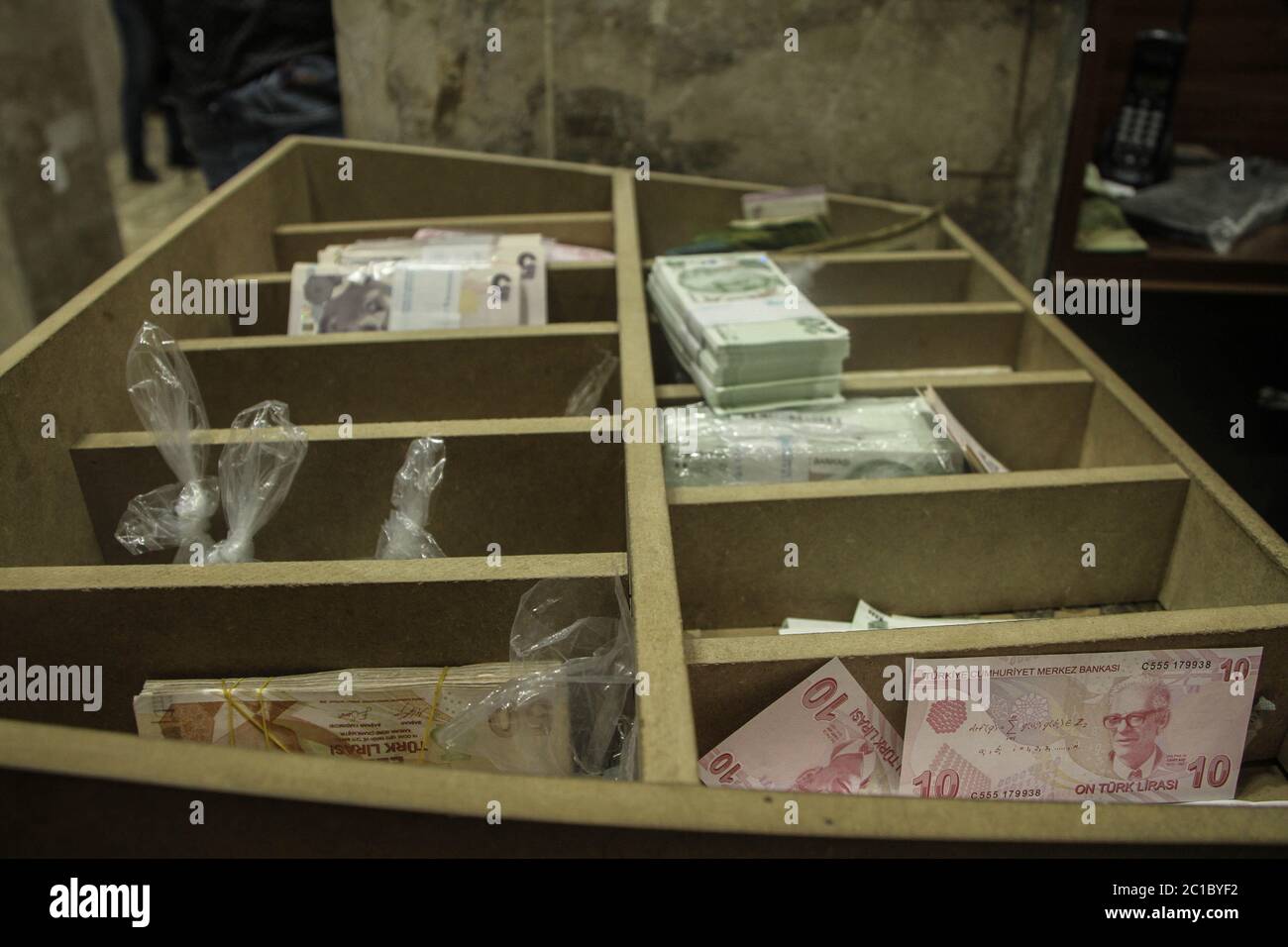 14 giugno 2020: Le immagini scattate presso la banca Idlib nel nord della Siria mostrano le persone che scambiano la valuta siriana con la lira turca a causa del deterioramento della sterlina siriana contro il dollaro e della stabilità della valuta turca, che migliora il reddito dei cittadini e il processo di acquisto e vendita di beni. Credit: Moawia Atrash/ZUMA Wire/Alamy Live News Foto Stock