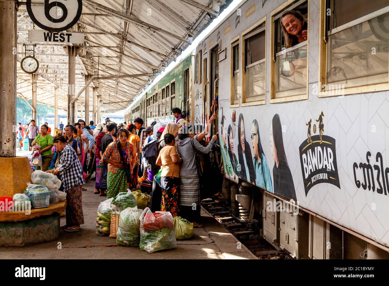 Persone locali imbarco DI UN treno Circle Line alla stazione ferroviaria centrale di Yangon, Yangon, Myanmar. Foto Stock