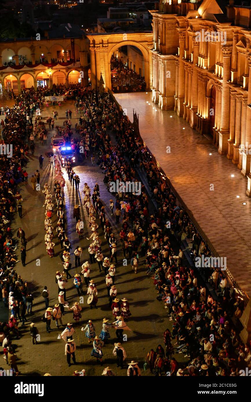 Celebrazione annuale della città bianca Arequipa, danze tradizionali della regione, processione, bande, costumi, musica durante la notte Foto Stock