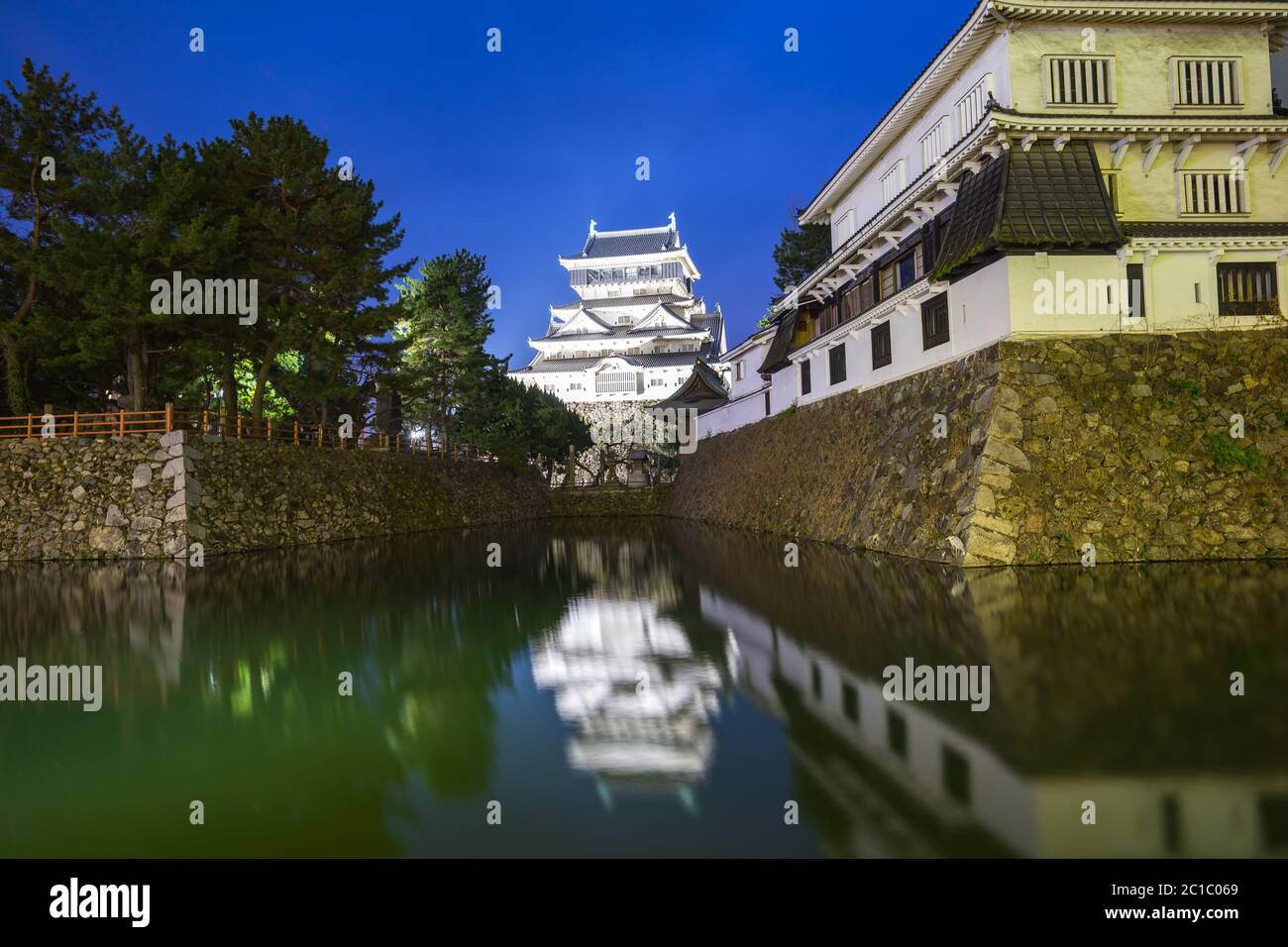 Vista notturna del Castello di Kokura a Kokura, Giappone Foto Stock