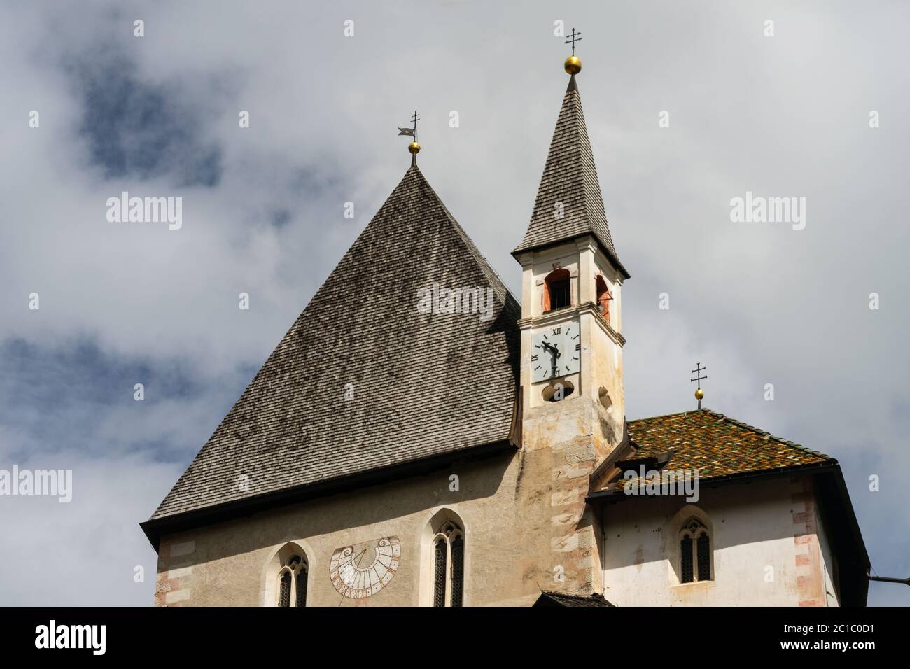 Santuario di San Romedio, santuario cristiano medievale di San Romedius su uno sperone roccioso in un paesaggio naturale, Val di non, Trentino, Alto Adige, Italia Foto Stock