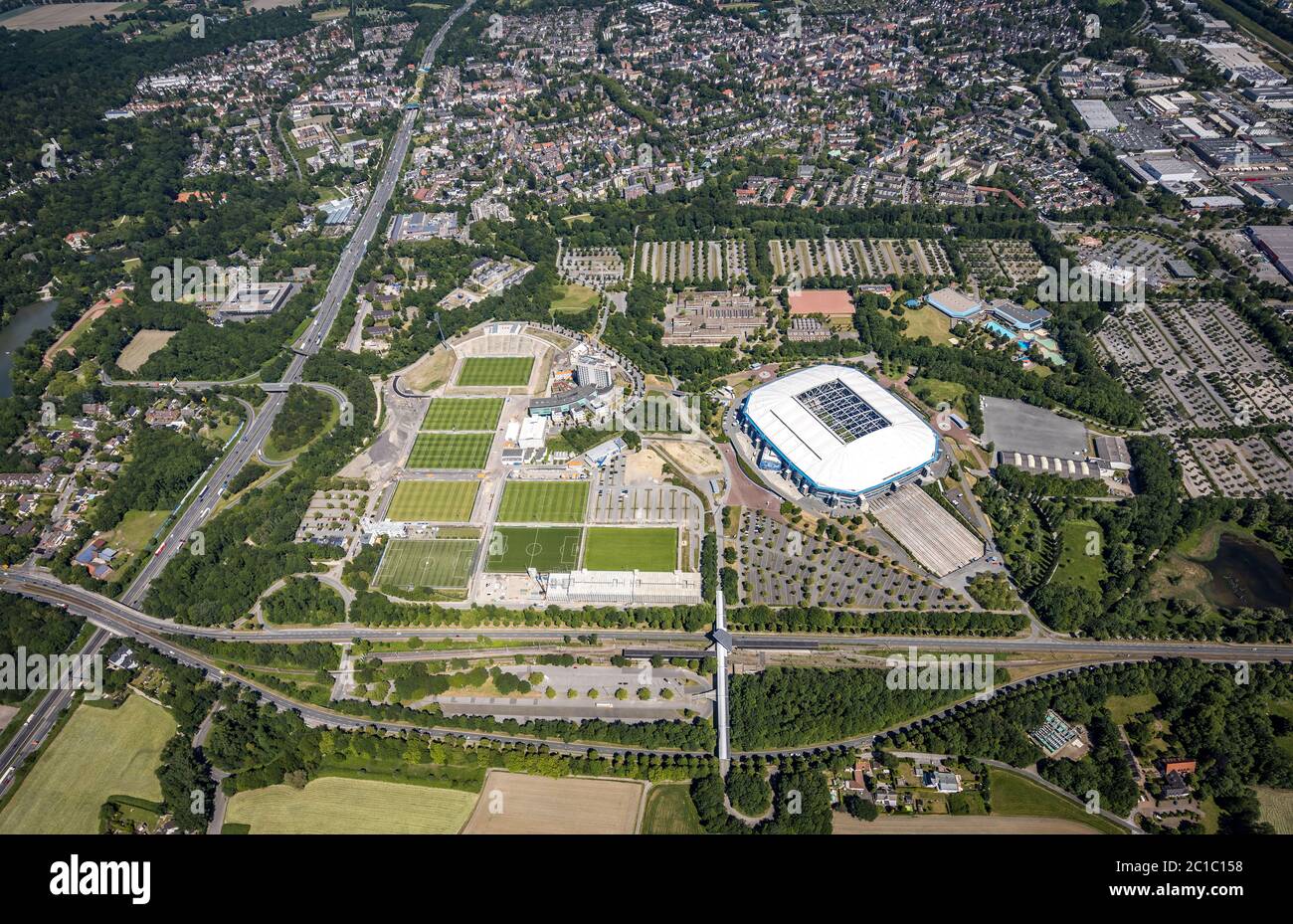 Vista aerea, Schalke 04, Arena Auf Schalke, Veltins-Arena, stadio di calcio, campi di allenamento del FC Schalke 04, Courtyaerd Hotel, Medicos. AufSchalke Foto Stock