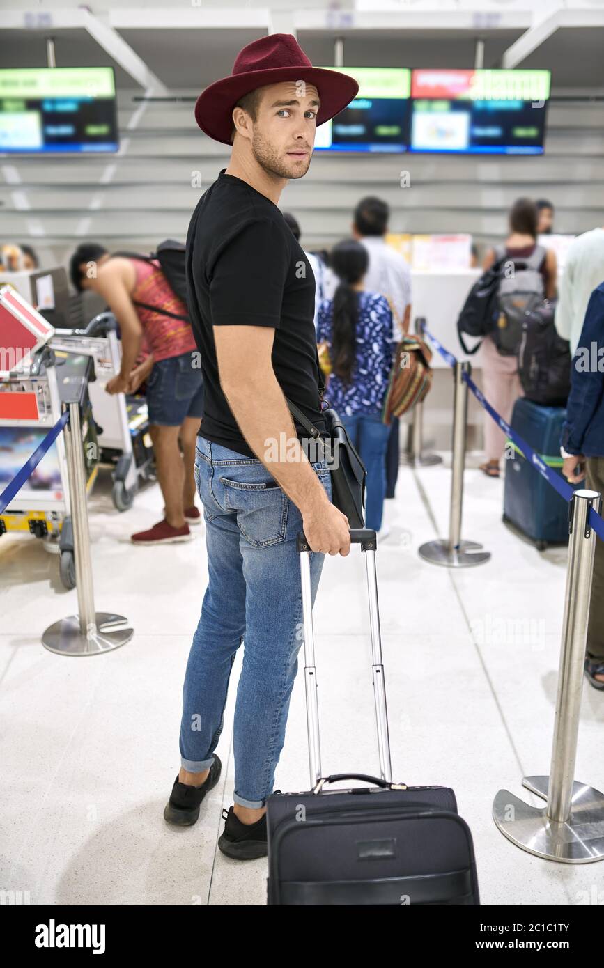 Giovane ragazzo in aeroporto Foto Stock