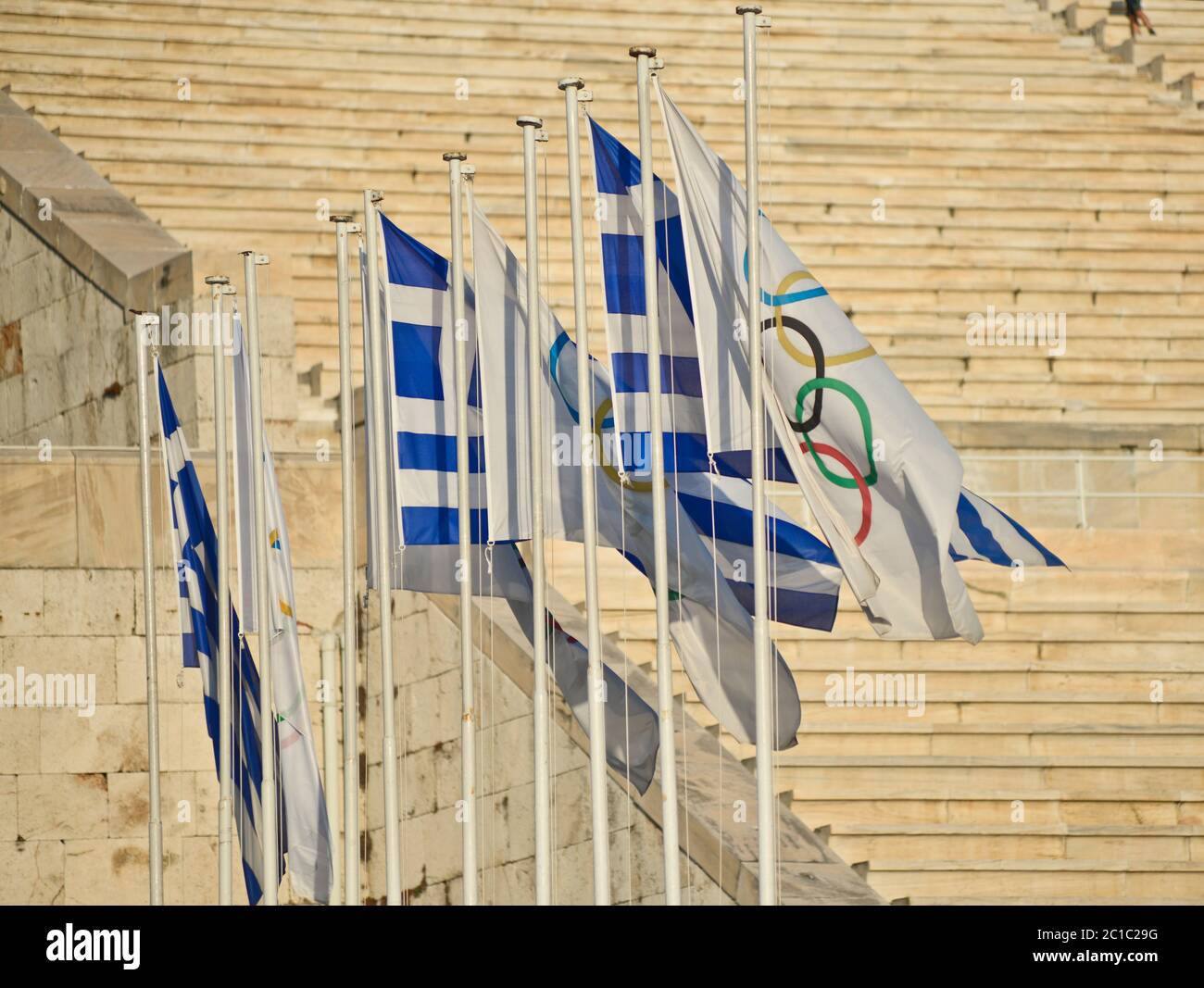 Bandiere olimpiche e greche allo stadio olimpico Panathenaic. Atene, Grecia Foto Stock
