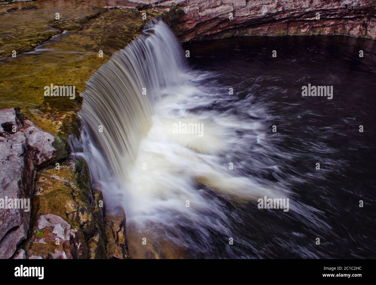 Guardando giù alla fascia inferiore delle cascate Stainforth Force nello Yorkshire Dales, Regno Unito Foto Stock