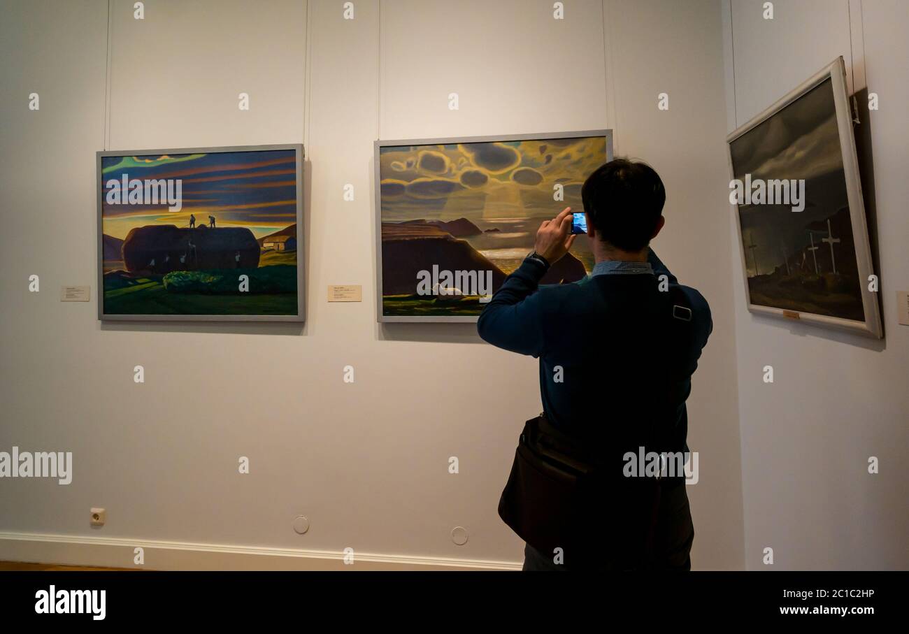 Uomo che scatta foto di dipinti appesi nella galleria d'arte, Museo dell'Hermitage, edificio del personale generale, San Pietroburgo, Russia Foto Stock