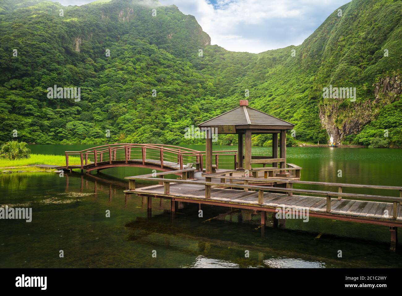 Scenario dell'isola di Guishan a Yilan, taiwan. La traduzione del testo cinese è 'Padiglione della Macchia' Foto Stock