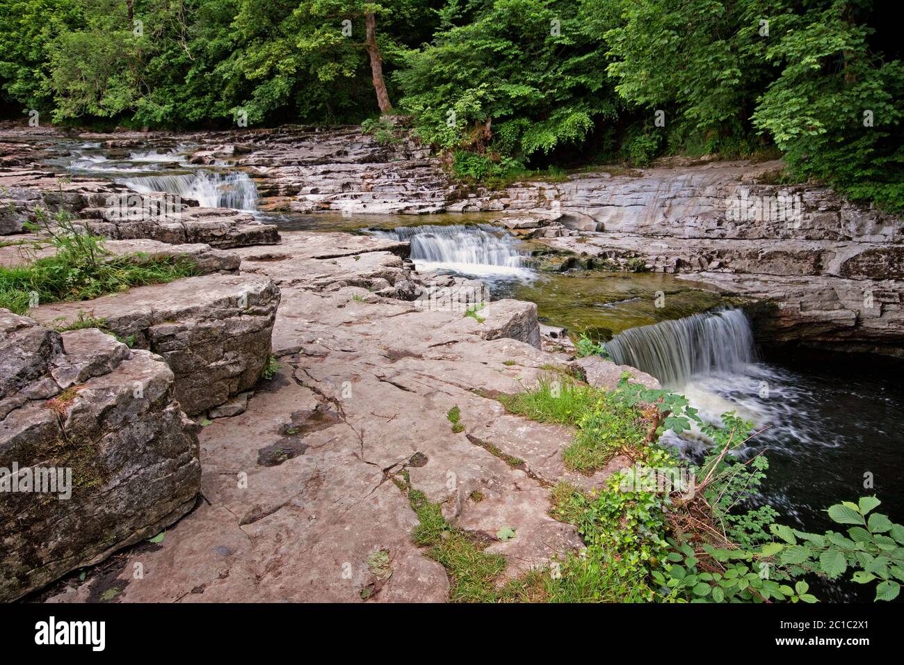 I tre livelli delle cascate Stainforth Force nello Yorkshire Dales, Regno Unito Foto Stock
