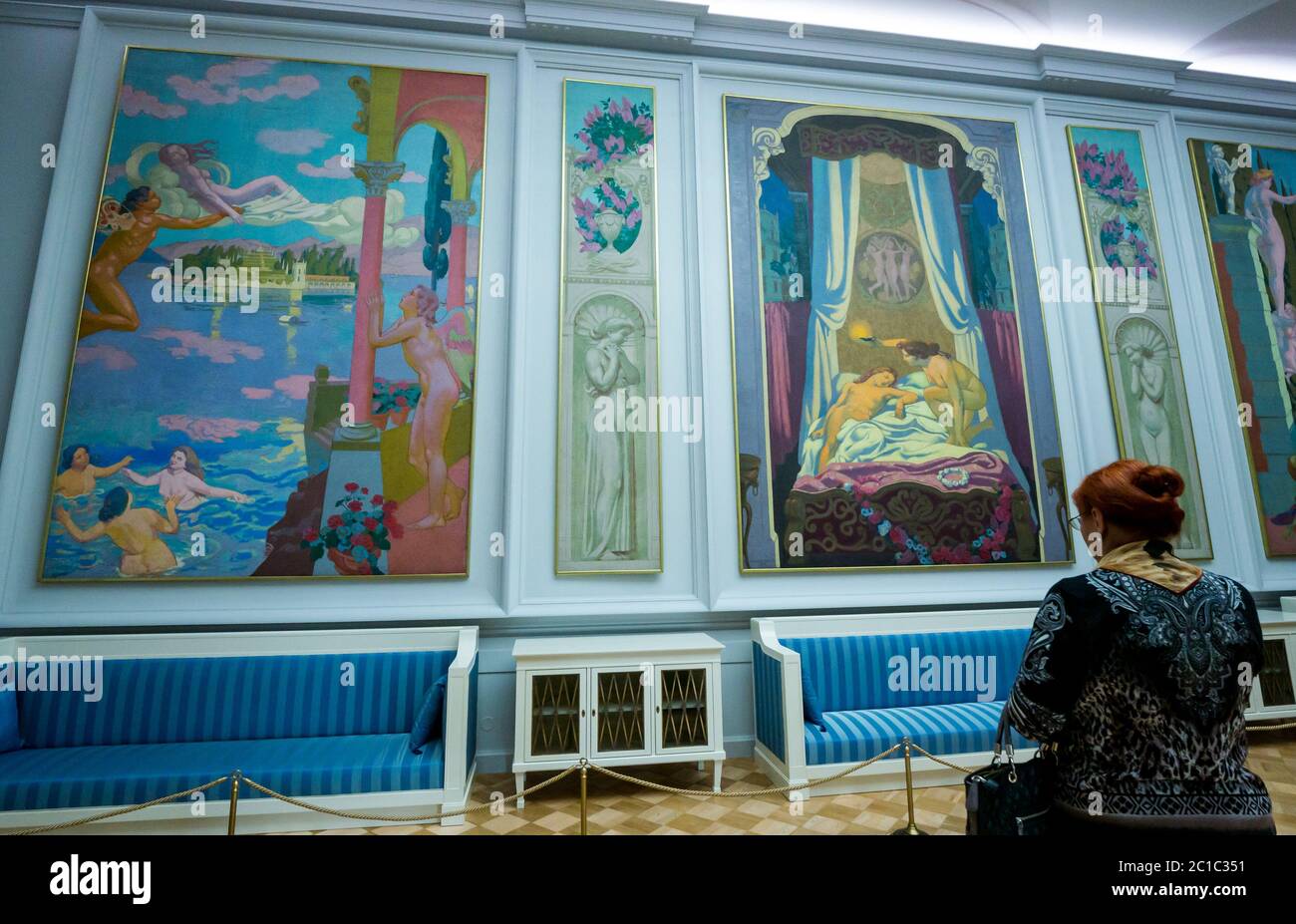 Donna che guarda la storia di opere murali di Psiche di Maurice Denis, Museo Hermitage, edificio del personale generale, San Pietroburgo, Russia Foto Stock
