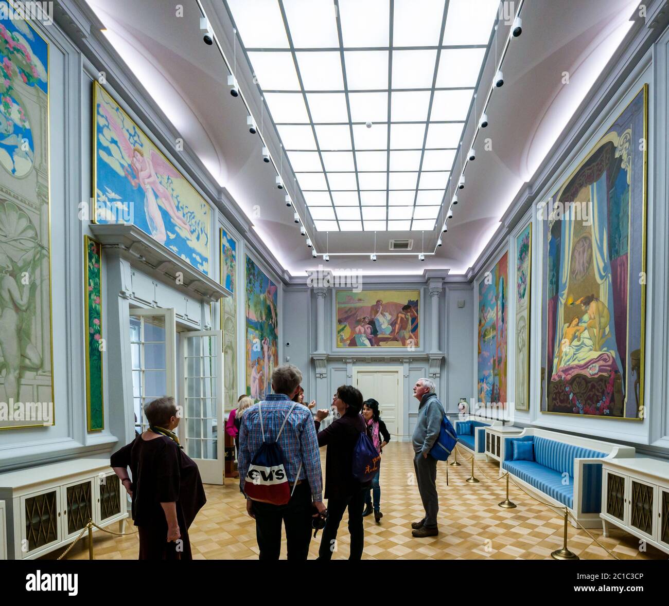 Turisti in galleria d'arte guardando la storia di Psiche murale opere di Maurice Denis, Museo Hermitage, edificio del personale generale, San Pietroburgo, Russia Foto Stock