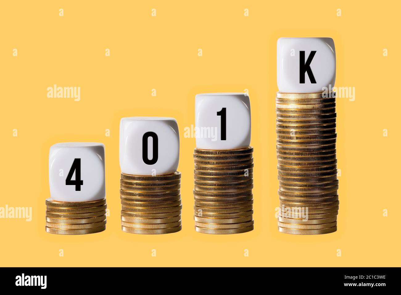 Valore crescente nel piano di pensionamento o 401K con blocchi su pile di monete d'oro su sfondo dorato Foto Stock