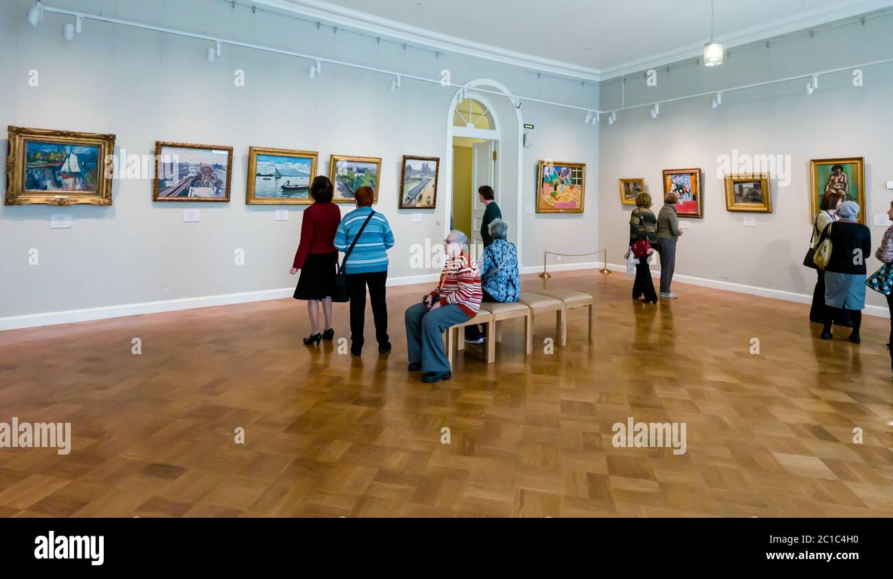 I turisti che guardano i dipinti d'arte moderna nella galleria d'arte, il Museo dell'Hermitage, il Palazzo dello staff generale, San Pietroburgo, Russia Foto Stock