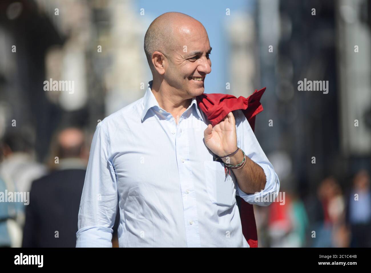 Uomo italiano sorridente in Via Sparano da Bari. Bari, Italia Foto Stock