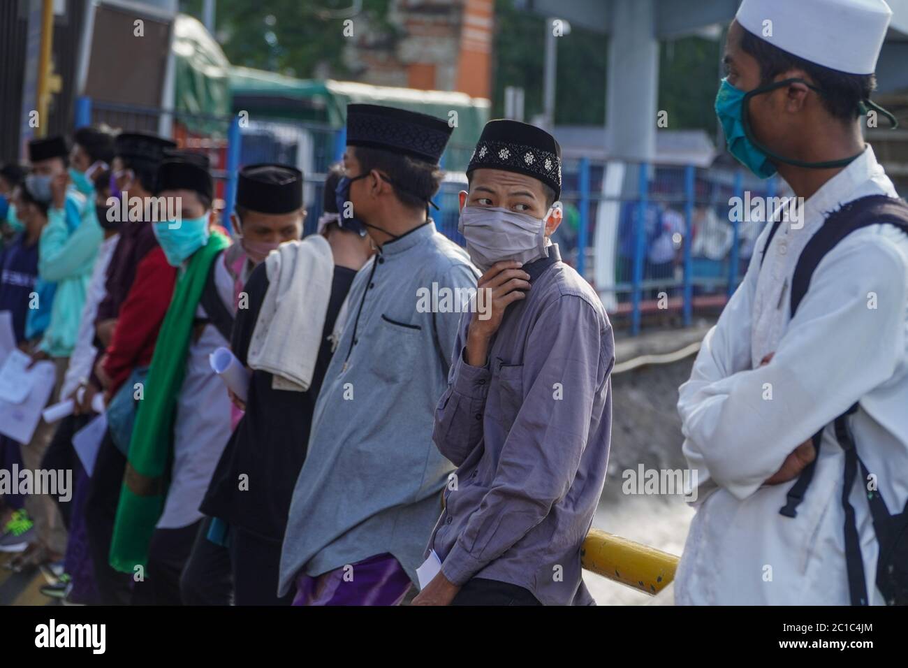 Karangasem, Bali, Indonesia. 15 giugno 2020. I passeggeri dei traghetti dall'isola di Lombok vengono raggruppati separatamente a causa di documenti sanitari incompleti. I passeggeri dei traghetti dall'isola di Lombok ricevono i loro documenti sanitari controllati al porto di Padang Bai per poter entrare a Bali per impedire che il coronavirus Covid-19 si diffonda ulteriormente. Credit: Dicky Bisinglasi/ZUMA Wire/Alamy Live News Foto Stock