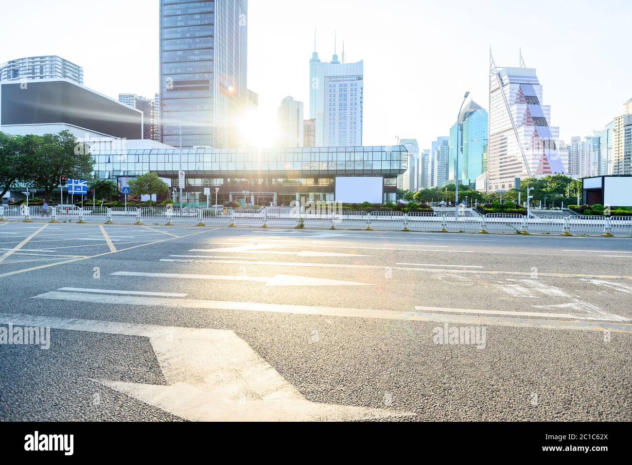 Strada asfaltata in città moderno Foto Stock