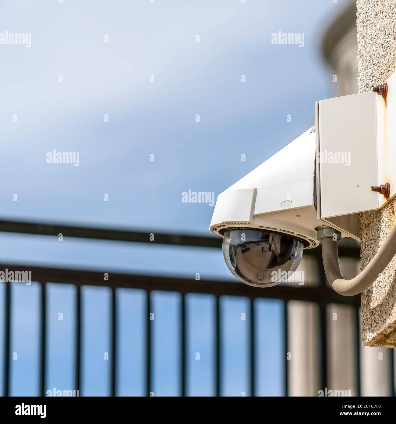 Quadro quadrato telecamera a cupola di sicurezza tvcc per esterni installata sulla parete esterna di un edificio Foto Stock