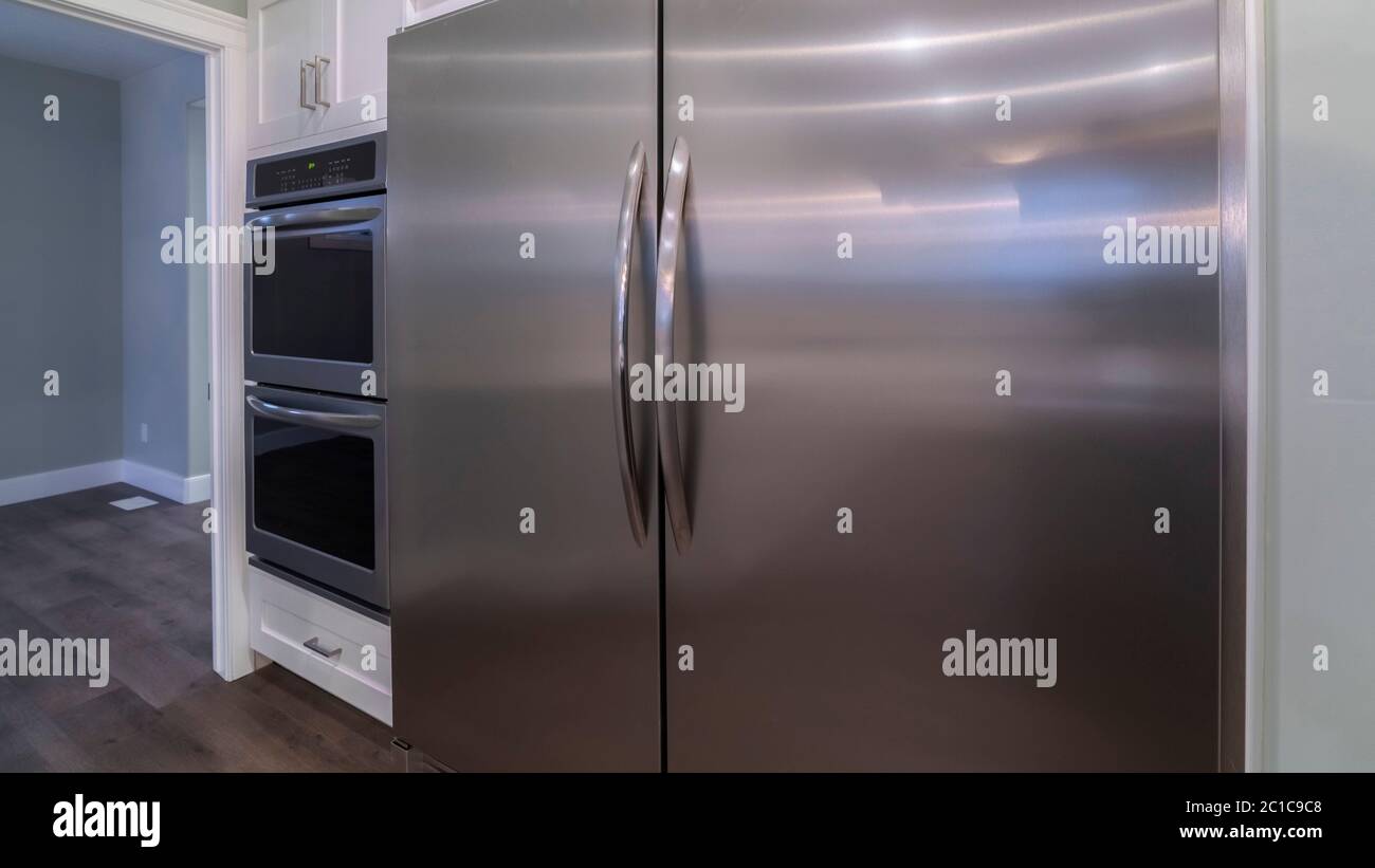 Panorama ampio frigorifero americano a due porte in cucina Foto stock -  Alamy