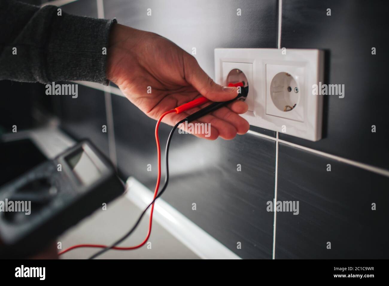 Elettricista, elettricista installazione nuova presa di corrente con un cacciavite. Installazione presa elettrica o presa - closeup su elettricista mani. Foto Stock