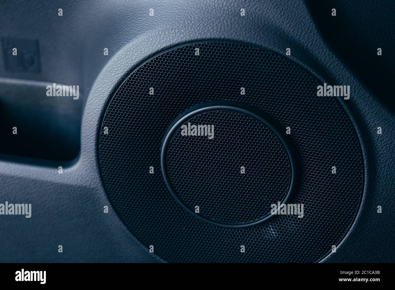 Altoparlante per auto sul nuovo pannello della portiera Foto Stock