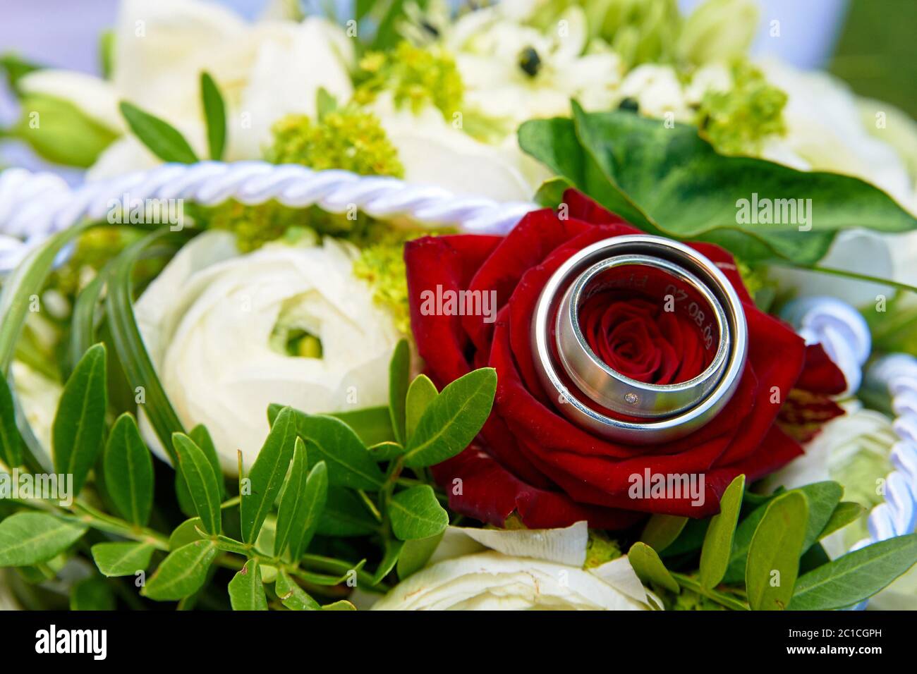 Bouquet nuziale con gli anelli di nozze Foto Stock