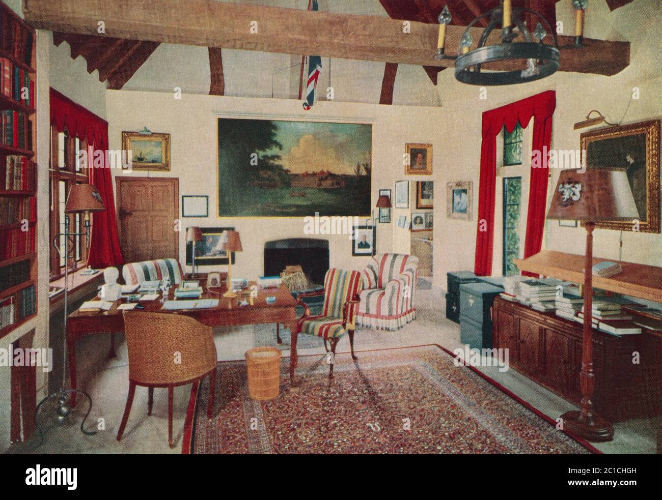 Lo studio a Chartwell, vicino a Westerham, Kent, Inghilterra. La casa di campagna di Sir Winston e Lady Churchill. Sir Winston Leonard Spencer-Churchill, 1874 – 1965. Politico britannico, ufficiale dell'esercito, scrittore e due volte primo ministro del Regno Unito. Foto Stock