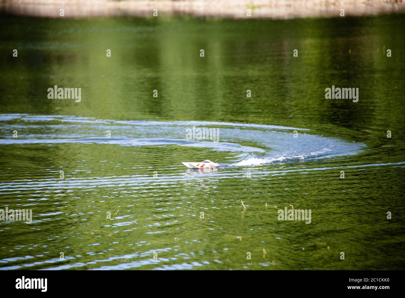 Modello di giocattolo galleggiante meccanico, nave barca sul laghetto Foto Stock