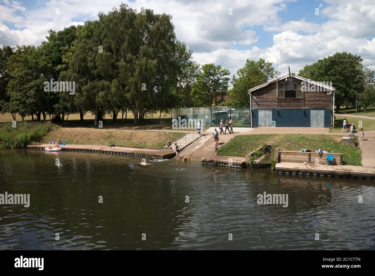 The River Avon and Sea Scouts Hut, St. Nicholas Park, Warwick, Warwickshire, Inghilterra, Regno Unito Foto Stock
