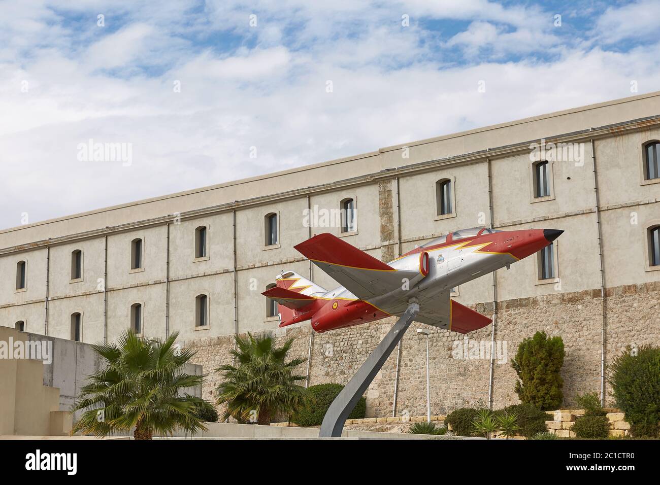 Modello di un aereo di fronte all'università tecnica di Cartagena, zona di Murcia in Spagna Foto Stock