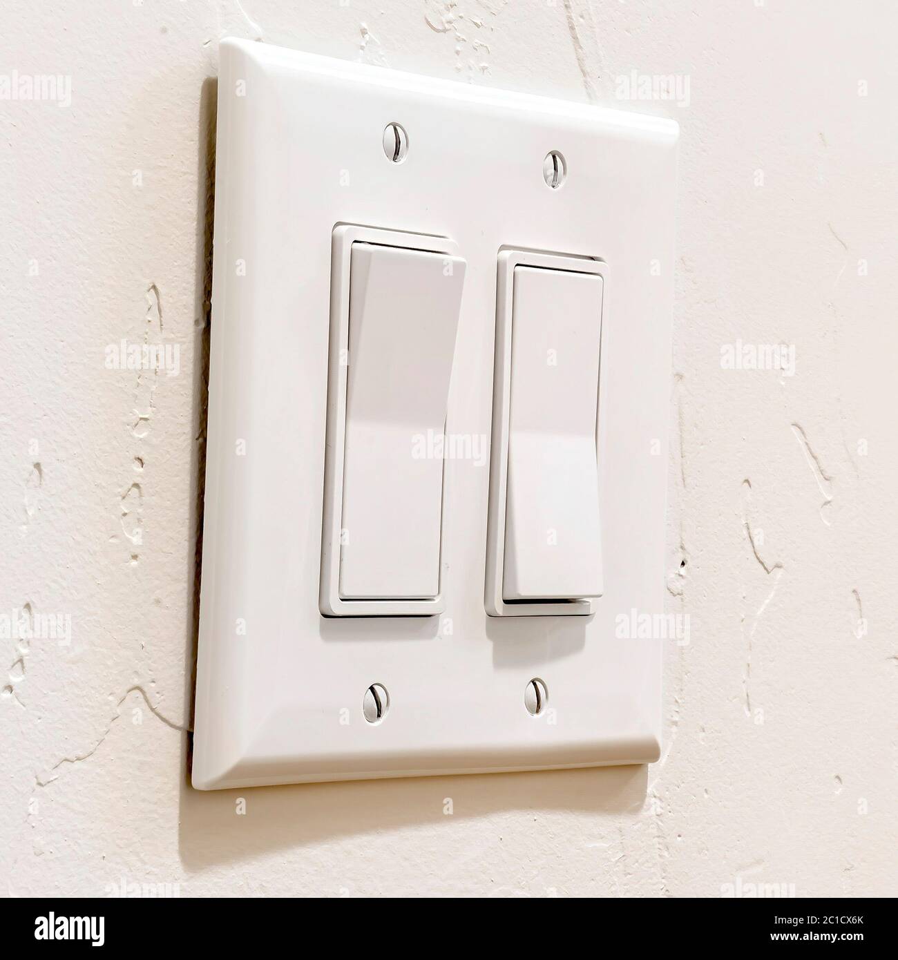 Interruttore luce montata sul muro bianco con copia spazio. Piazza Vecchia  scatola interruttore di stile su legno-parete chip sfondo della carta Foto  stock - Alamy