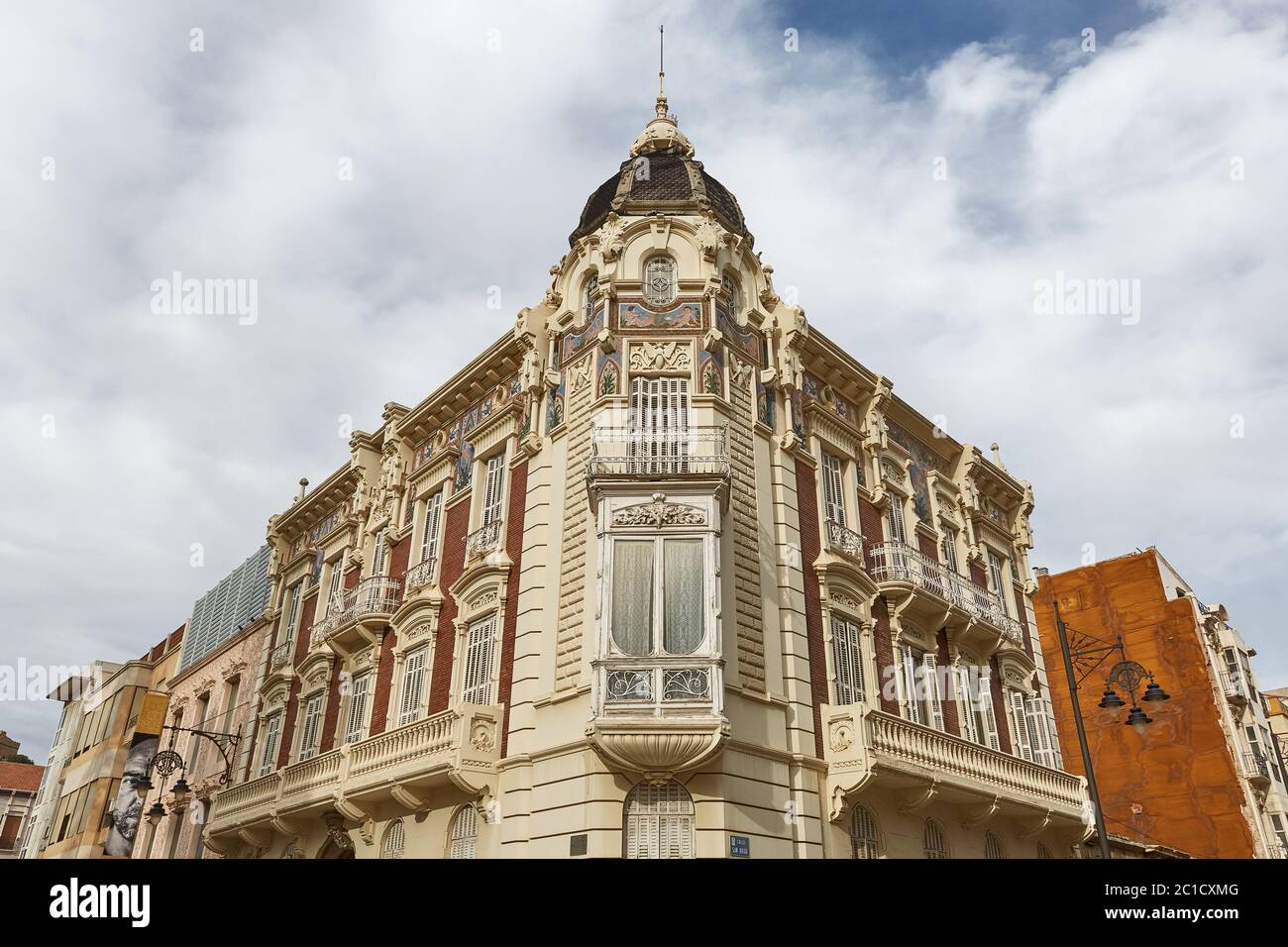 Bella facciata vecchia di una casa a Cartagena in Spagna. Foto Stock