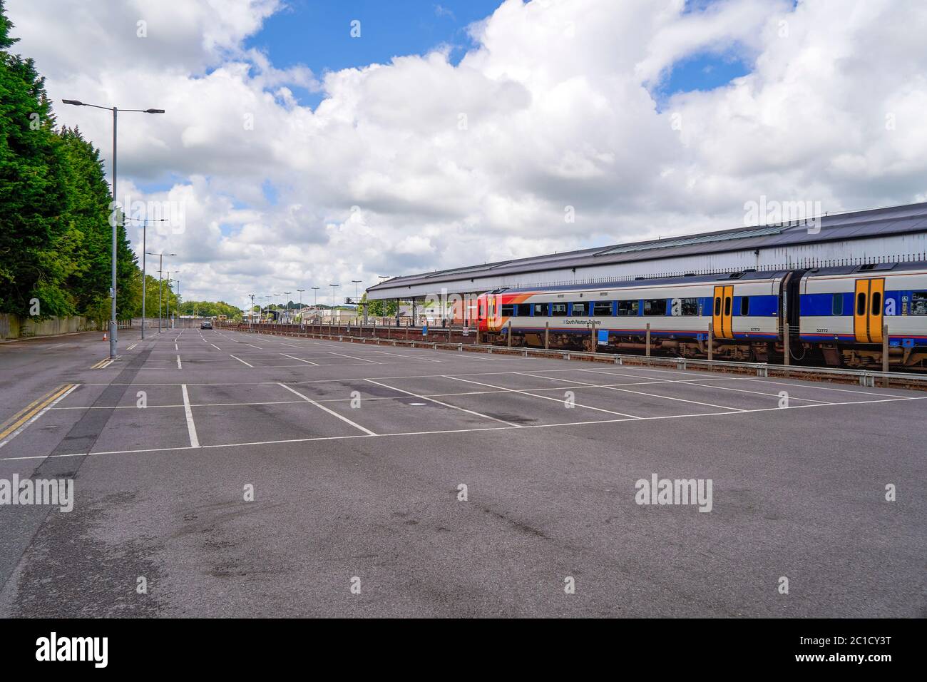 Parcheggio della stazione ferroviaria vuoto durante le restrizioni di blocco di Coronavirus Foto Stock