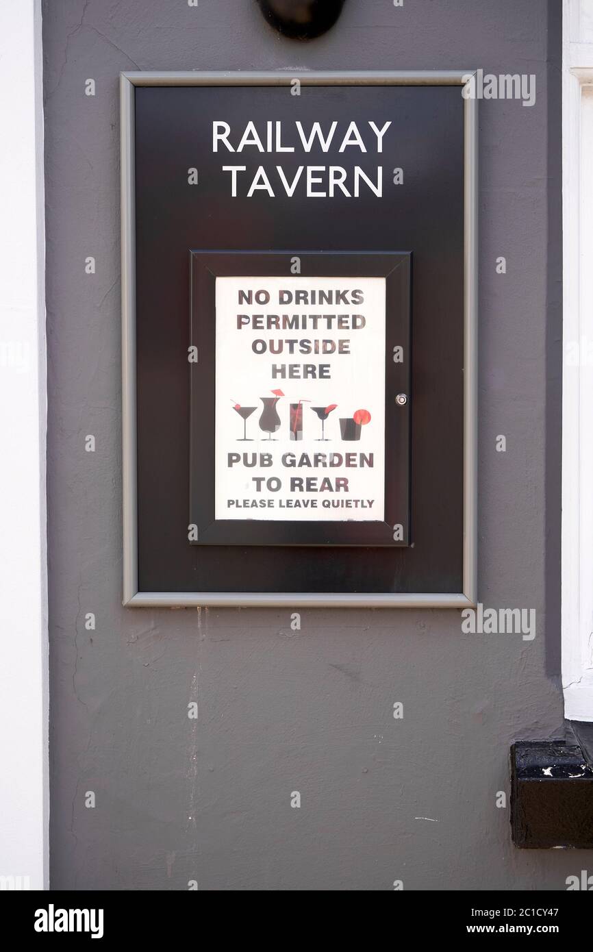 Al di fuori di un pub, si informa che le bevande non sono consentite in quella zona Foto Stock