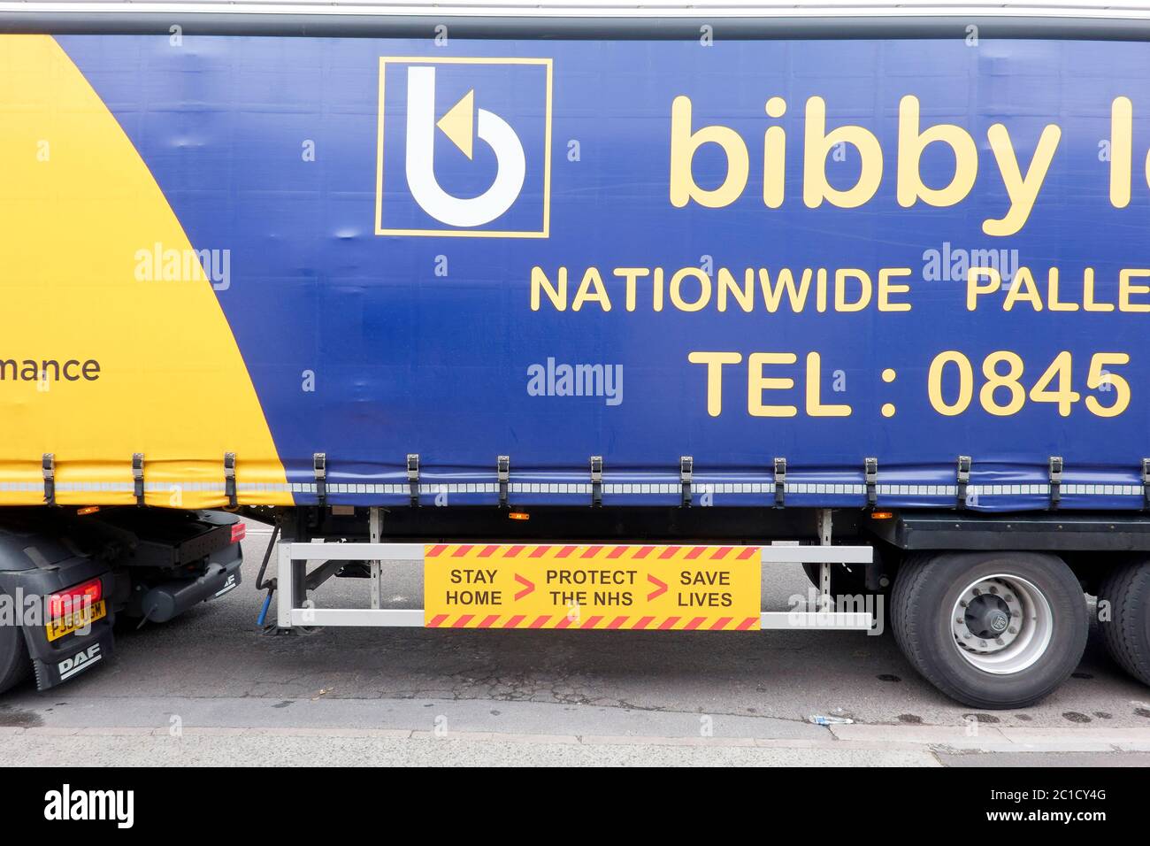 Firmare sul lato di un veicolo per avvisare di una pratica di sicurezza durante l'emergenza Coronavirus Covid-19 Foto Stock