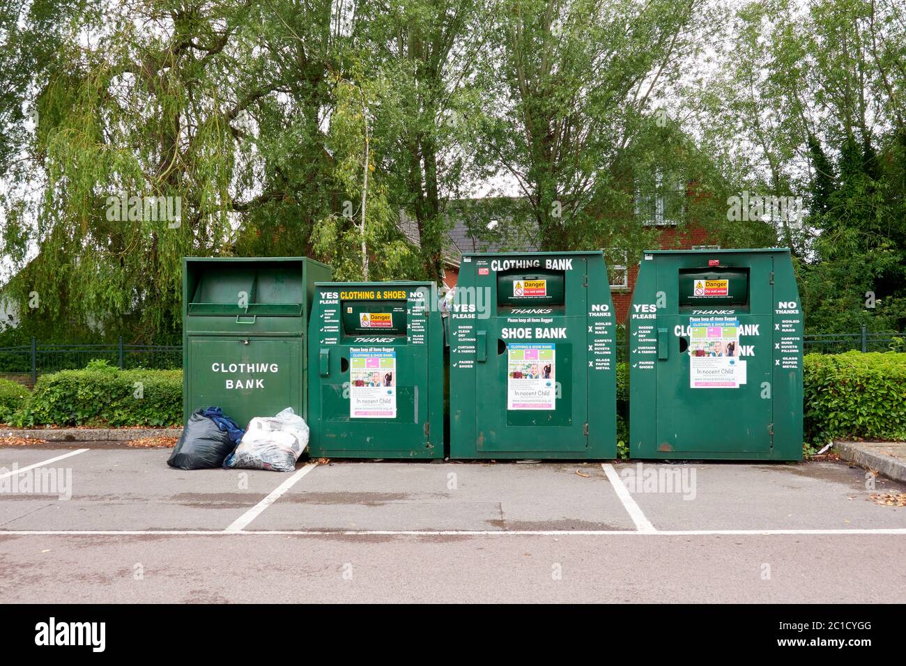 Contenitori per riciclaggio beneficenza per stracci e scarpe Foto Stock