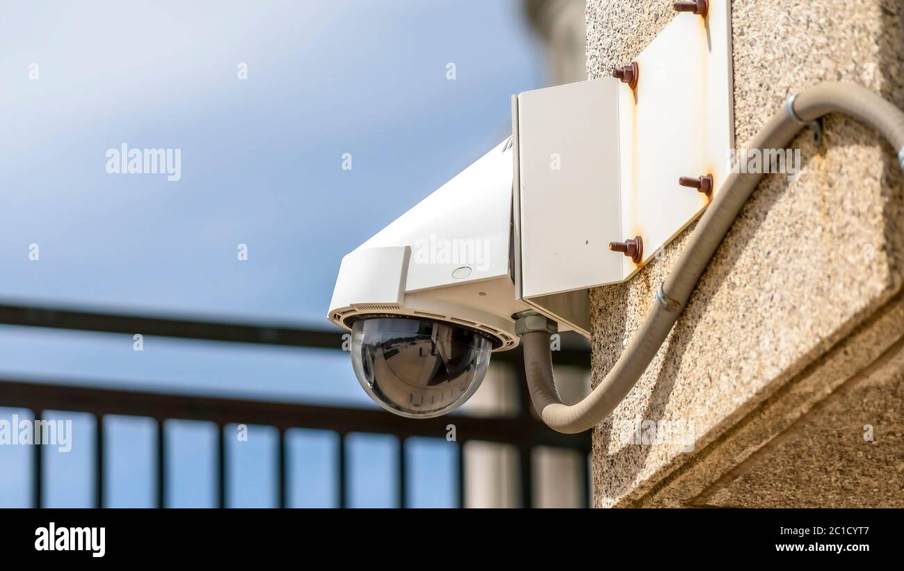 Panorama Crop telecamera a cupola di sicurezza tvcc per esterni installata sulla parete esterna di un edificio Foto Stock
