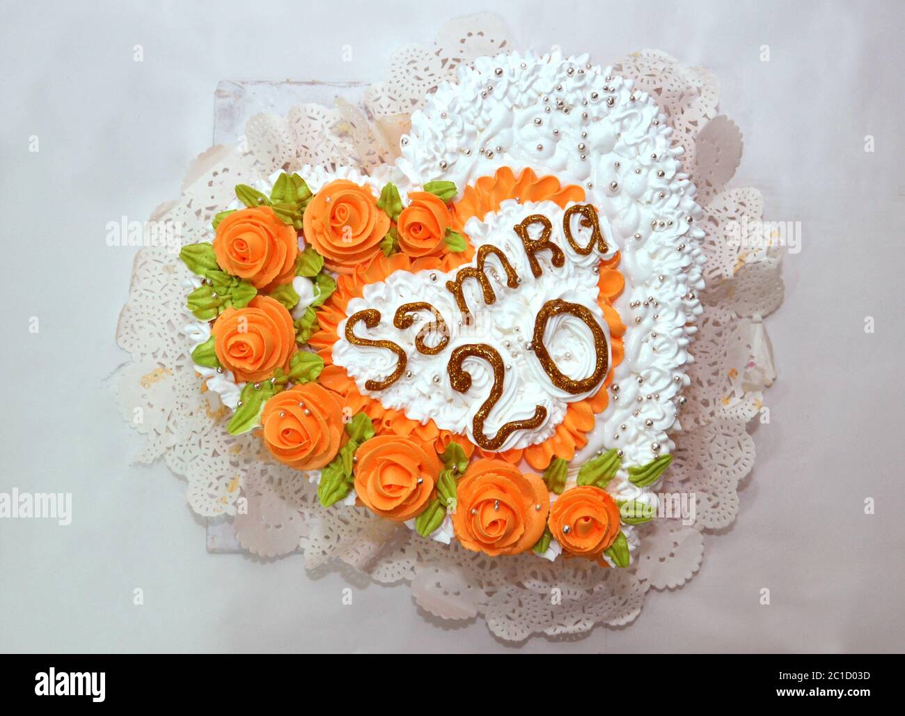 Fiori rosa sulla torta . SAMRA ha 20 anni . bella torta sotto forma di cuore . Torta cuore rosa bianco . Foto Stock