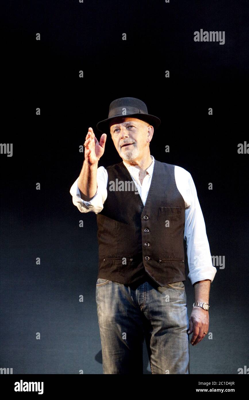 David Essex (Levi) in TUTTO IL DIVERTIMENTO DELLA FIERA al Garrick Theatre, Londra WC2 28/04/2010 musica & testi: David Essex libro: Jon Conway design: Ian Westbrook illuminazione: Ben Cracknell regista: David Gilmore Foto Stock