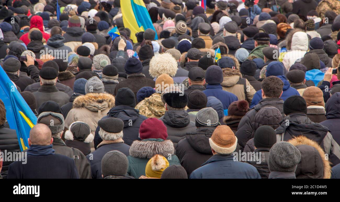 Una grande folla di persone che si sono dimostrate o protestate Foto Stock