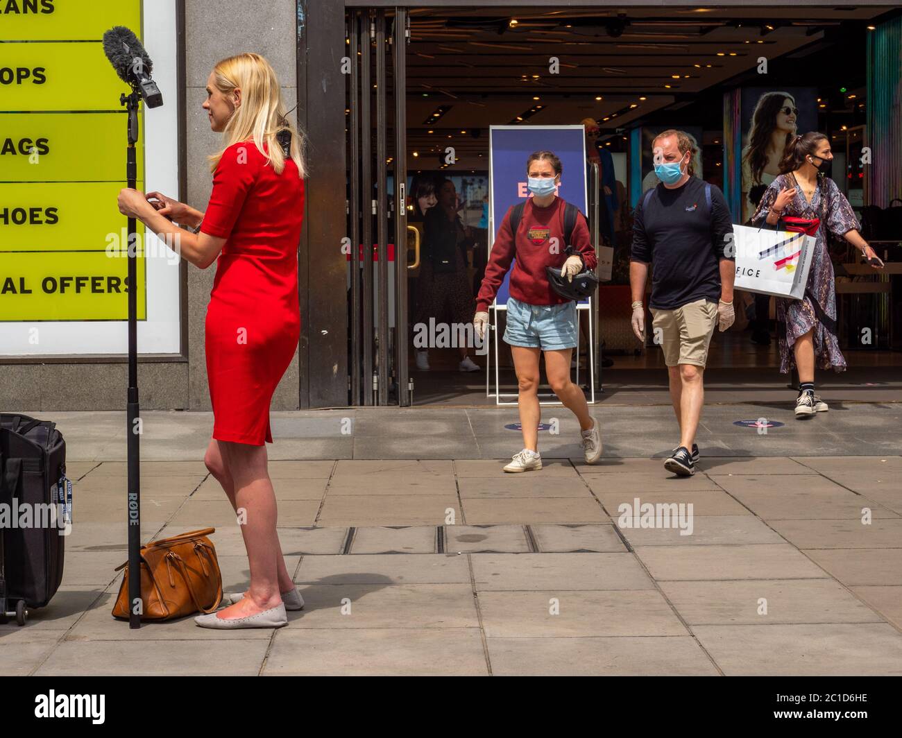 I negozi non essenziali lungo Oxford Street a Londra riaprono per la prima volta dall'entrata in vigore del blocco del coronavirus a livello nazionale. Foto Stock