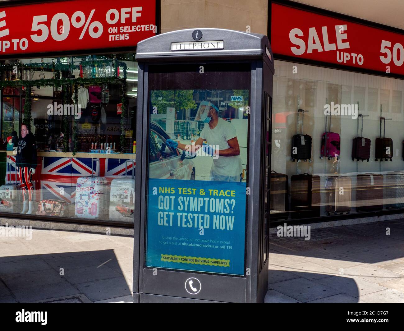 I negozi non essenziali lungo Oxford Street a Londra riaprono per la prima volta dall'entrata in vigore del blocco del coronavirus a livello nazionale. Foto Stock