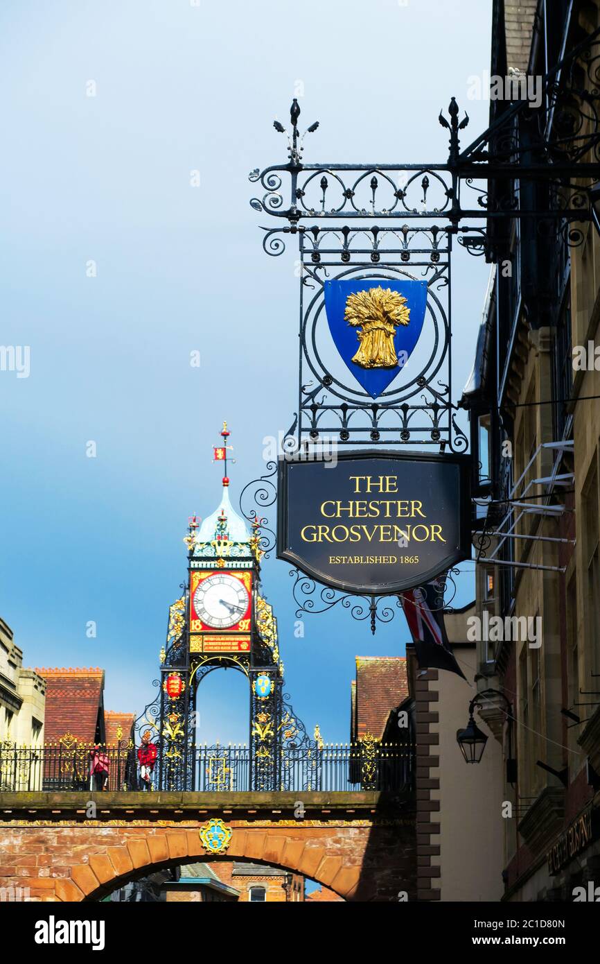 The Chester Grosvenor Hotel con mura in background, Chester, Regno Unito. Foto Stock